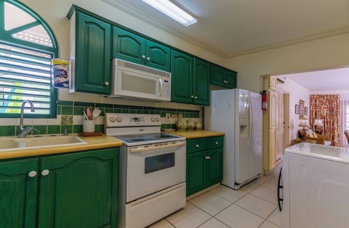 Lowlands Condo | Cozy 2-bedroom condo in tranquil Lowlands with AC