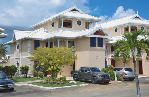 Lowlands Condo | Cozy 2-bedroom condo in tranquil Lowlands with AC