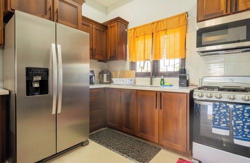 Portmore House | Cozy 3-bedroom/bathroom house in Portmore with AC, pool, and gym access