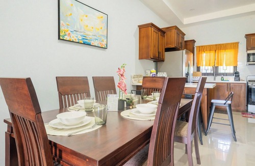 Portmore House | Cozy 3-bedroom/bathroom house in Portmore with AC, pool, and gym access