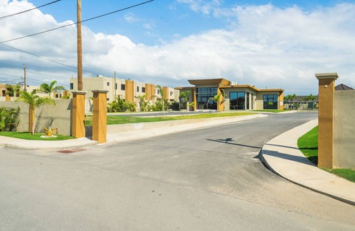 Portmore House | Cozy 3-bedroom/bathroom house in Portmore with AC, pool, and gym access