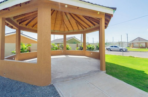 Portmore House | Cozy 3-bedroom/bathroom house in Portmore with AC, pool, and gym access