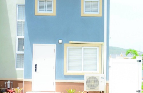 Portmore House | Cozy Creek Superb AC Solar-powered 2-bedroom townhouse gated community Portmore