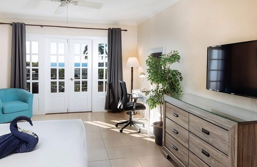 Charlotte Hotel | Cozy Getaway: 2 Scenic Ocean View Room w/Balcony | Free Parking | Adults Only