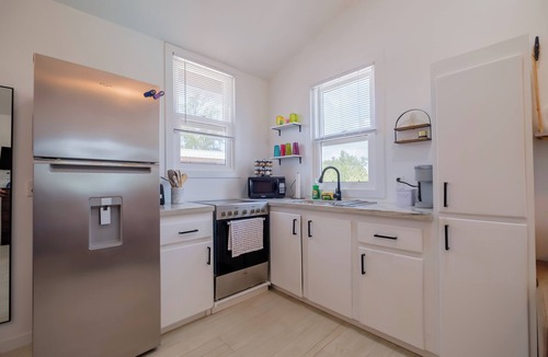 Caye Caulker Apartment | Cozy King bed suite in welcoming Caye Caulker with AC and pool