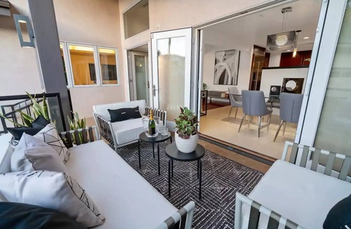 Beverly Grove House | Cozy LA Living West Hollywood Home