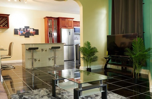 Montego Bay House | Cozy Luxury Meadows With Free Wifi, Parking & Hot-tub 2