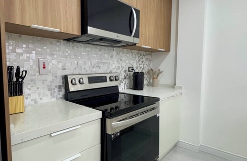 Barbican Apartment | Cozy, modern, chic 1-bedroom apartment with AC, rooftop pool and gym in Kingston