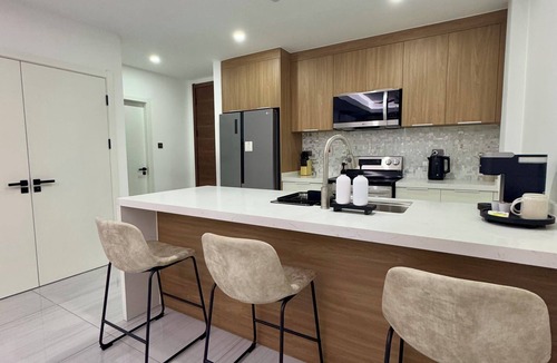 Barbican Apartment | Cozy, modern, chic 1-bedroom apartment with AC, rooftop pool and gym in Kingston