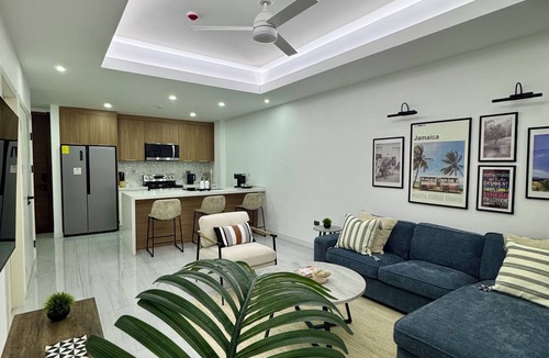 Barbican Apartment | Cozy, modern, chic 1-bedroom apartment with AC, rooftop pool and gym in Kingston