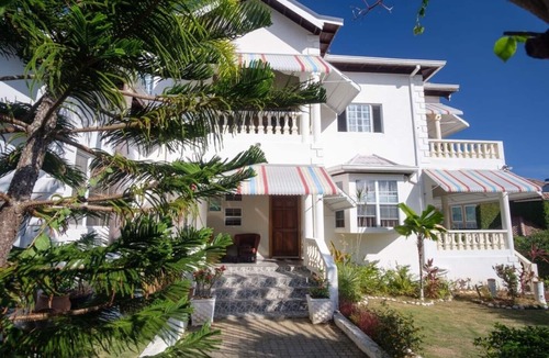Tower Isle Apartment | Cozy Poolside studio apartment (1 Bedroom - Pool Suite)