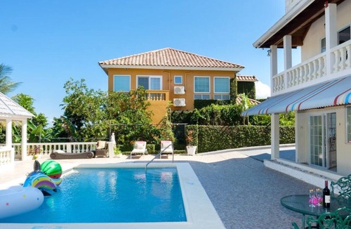 Tower Isle Apartment | Cozy Poolside studio apartment (1 Bedroom - Pool Suite)