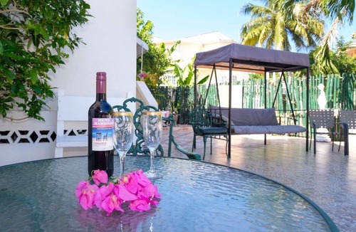 Tower Isle Apartment | Cozy Poolside studio apartment (1 Bedroom - Pool Suite)