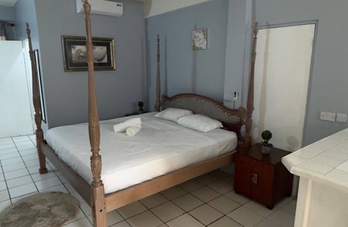Rodney Bay Hotel | Cozy Single & Double Room Suites