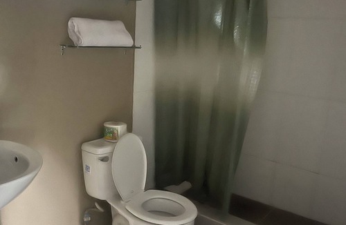 Constant Spring Apartment | Cozy studio with 2 queen size bed in serene Kingston with AC