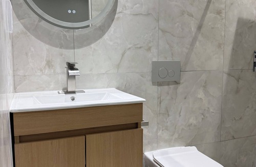 Gros Islet Hotel | Cozy walk-in room at Sanrai located in the heart of Gros Islet