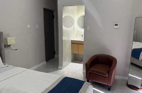 Gros Islet Hotel | Cozy walk-in room at Sanrai located in the heart of Gros Islet