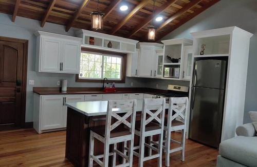 Spanish Lookout Cottage | Cozy Yellow Cottage