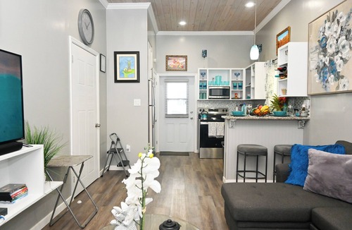 North Palmetto Point House | Cute as a Button, AC, Starlink, Wi-Fi, Hot Tub, Near Beaches, Bars & Restaurants