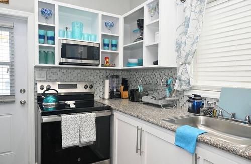 North Palmetto Point House | Cute as a Button, AC, Starlink, Wi-Fi, Hot Tub, Near Beaches, Bars & Restaurants