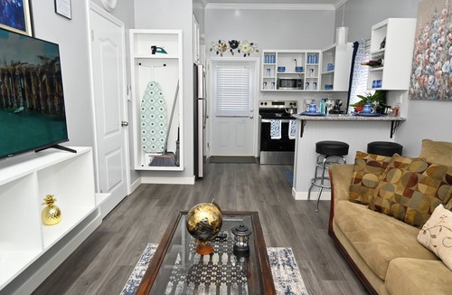 North Palmetto Point House | Cute as a Button, AC, Starlink, Wi-Fi, Hot Tub, Near Beaches, Bars & Restaurants
