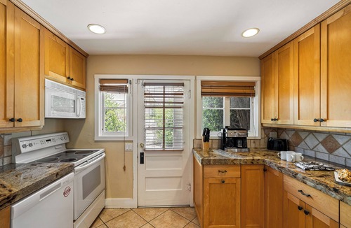 Historic Tennis Club House | Dandelion by AvantStay | 2 Blocks to Downtown | Pool, Al Fresco Dining + Kitchen
