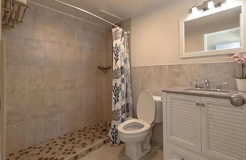 Dover Hotel | Deluxe Island Getaway Steps from Beaches and Nightlife l 3 Units w/Balcony