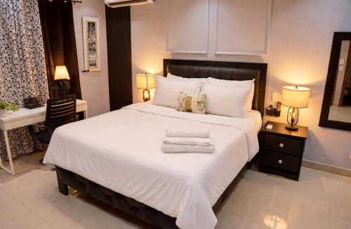 San Cristobal Apartment | Designer 2BR Rooftop Jacuzzi & Views