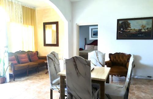 Runaway Bay Apartment | Destiny Palms Apt
