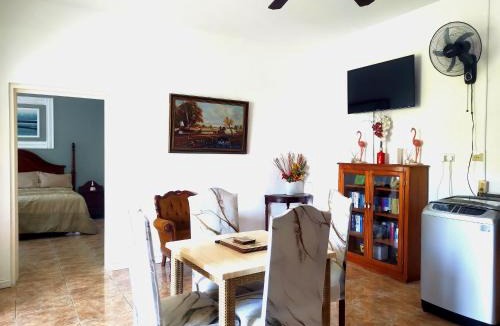 Runaway Bay Apartment | Destiny Palms Apt