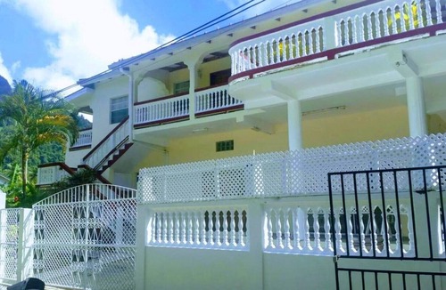 Soufriere House | Diamondview couples (Pineapple)