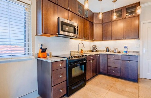 Opal Apartment | Divine 2 bedr Apt with Pool & Balcony -Hotel area