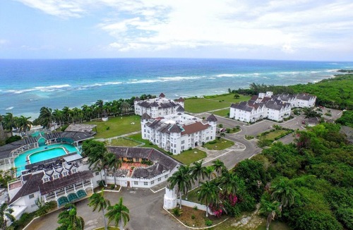St.Bran's Burg Apartment | Earls Court at SeaCastles - Clean 1 bedroom Apartment