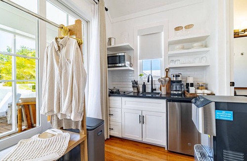 San Pedro Cottage | Endless Summer C &Mistico Beach Club+Boat Shuttle