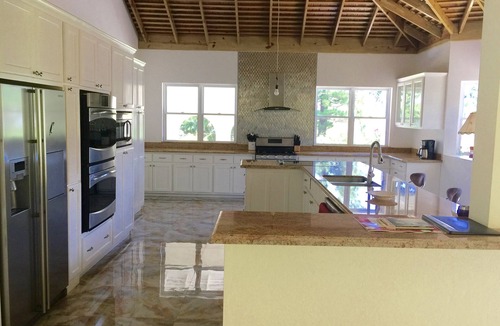 Runaway Bay Villa | Experience The Ultimate Relaxation at Our Luxurious Full-Service Villa!