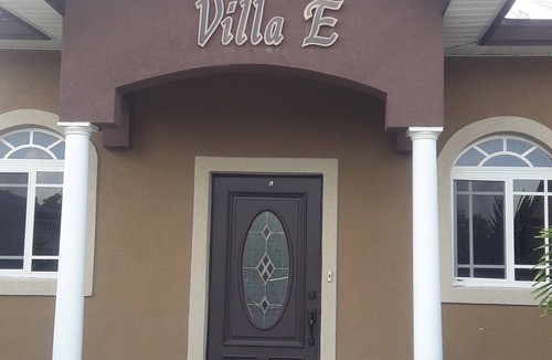 Lucaya Villa | EZ VILLE @TAINO BEACH
