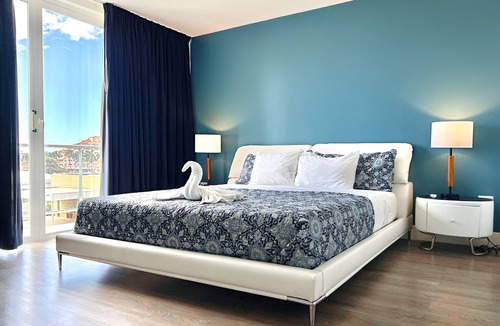Palm Beach Apartment | Family apartment on Palm Beach. No car needed!