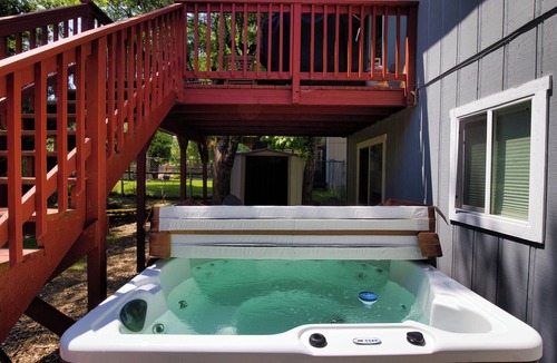 Gresham House | Family-Friendly 5BR Retreat – Hot Tub & Game Room