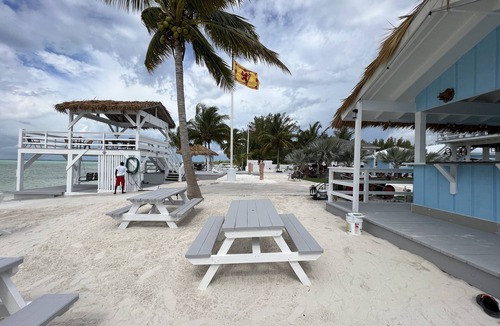 Cherokee House | Frigate House at Coconut Island OCEAN FRONT with POOL!! on Casaurina Beach