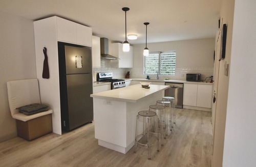 West Coast House | Garden Townhouse in Worthing - 10 mins to Beaches, Dining, Boardwalk & Shops
