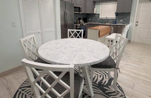 Spanish Wells House | Golden Hour: - BRAND NEW - sunsets, beach, and the park in perfect proximity.