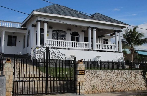 Mango Walk House | Gorgeous 4-bedroom house with AC in lively Montego Bay