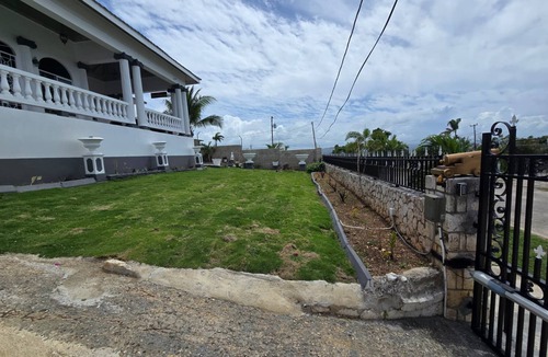 Mango Walk House | Gorgeous 4-bedroom house with AC in lively Montego Bay