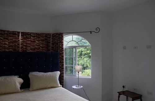 Porus Bed & Breakfast | Gorgeous 8-bedroom bed & breakfast in charming Clarendon Park Tollgate