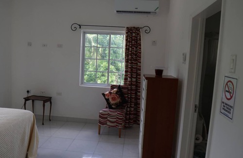 Porus Bed & Breakfast | Gorgeous 8-bedroom bed & breakfast in charming Clarendon Park Tollgate