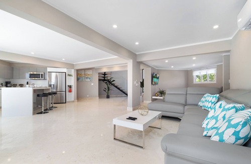 Palm Beach Villa | Gorgeous Saliña views * near Palm Beach