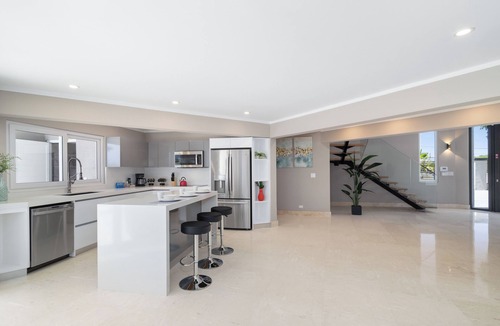 Palm Beach Villa | Gorgeous Saliña views * near Palm Beach