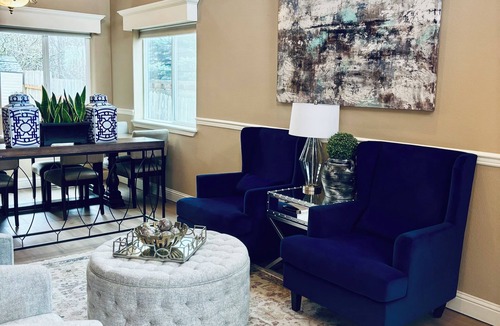 Beaverton House | Grand Entryway Vaulted ceiling near Nike Intel 7 beds w/10% Discount for 7 Days