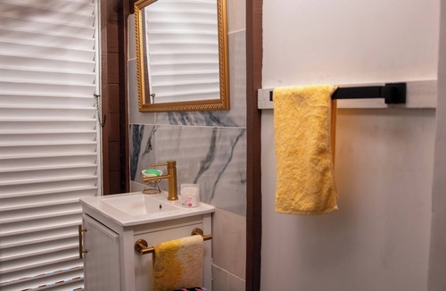 Gros Islet Cabin | Hibiscus Cabin - Cozy Getaway in peaceful Gros Islet