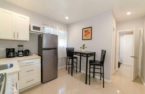 Buckleys Village Apartment | Hibiscus Cottage (Mercy's Place)